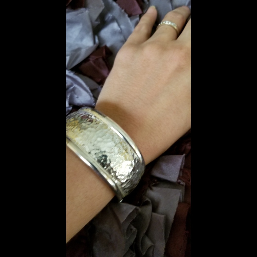 NWOT Chico's Hinged bold bangle slight tarnish